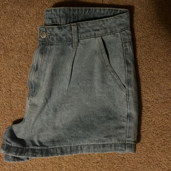 Light wash, pleated jean shorts. - Picture 3 of 3